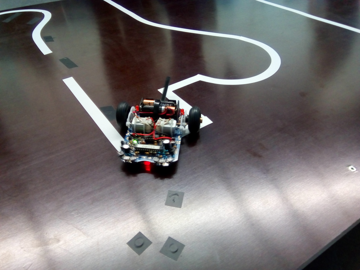 Lego Mindstorm Roboter fährt eine weiße Linie auf dem Boden entlang